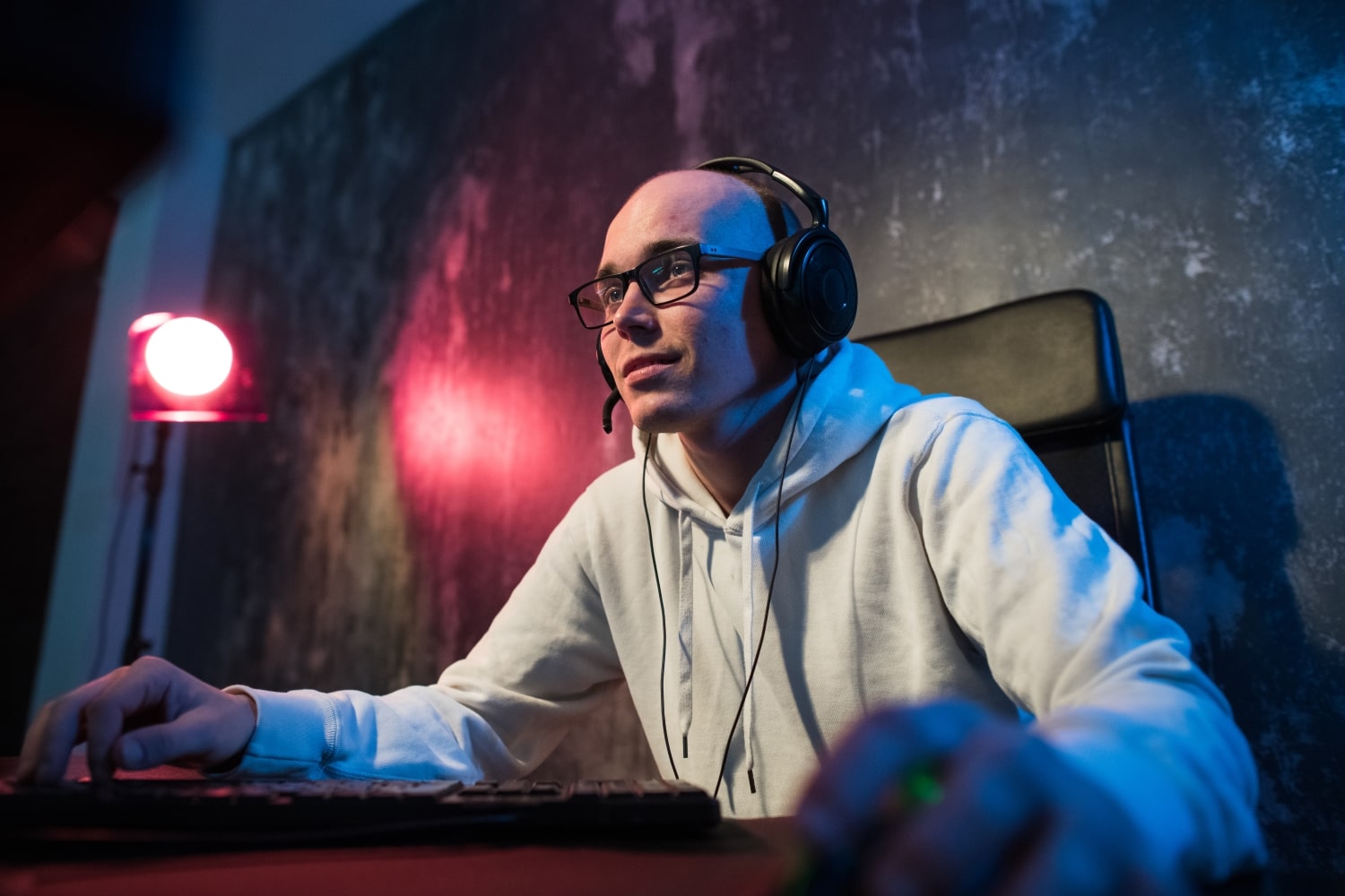 Gamer disfrutando de internet rápido con Radiosat